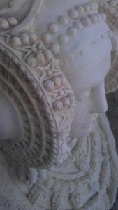 Imagen de una reproducción del busto en el Yacimiento de L'Alcúdia, Elche (Autora: Desirée Manzanera)